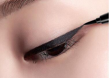 眼妆怎么画才好看显眼大，画眼妆需要准备工具注意事项 眼妆 眼妆化妆 眼妆化妆注意事项 美妆 第1张