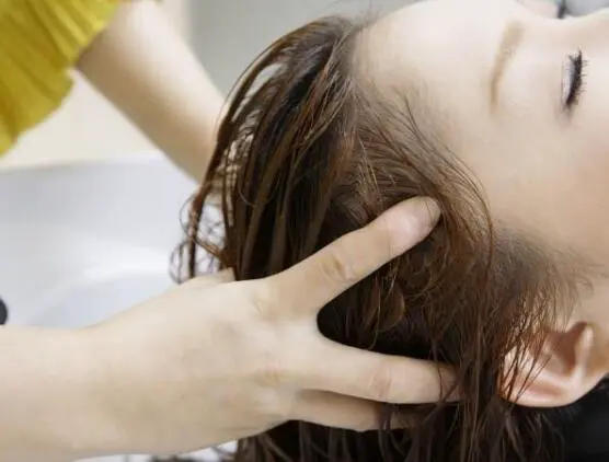 头发油腻是什么原因呢，四个方面解决头发油腻 头发 头发油腻 头发油腻的解决 美容 第2张