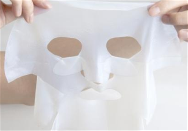 敷了面膜冒白头的原因，敷面膜时再盖个保鲜膜 面膜 冒白头 第1张