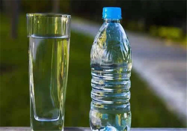 天天用矿泉水敷脸好吗，矿泉水必须这么用才能发挥出美容效果 护肤 第3张