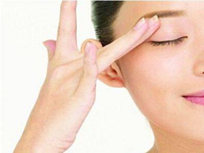 告别鱼尾纹要保湿眼部，可用米团按摩帮助紧致皮肤 鱼尾纹 眼部 第1张