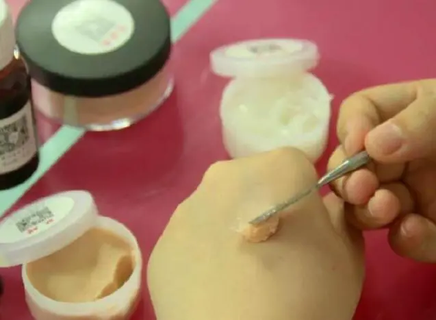 用肤蜡怎么化妆，肤蜡正确使用方法技巧 肤蜡 肤蜡化妆 肤蜡的化妆使用技巧 美妆 第3张