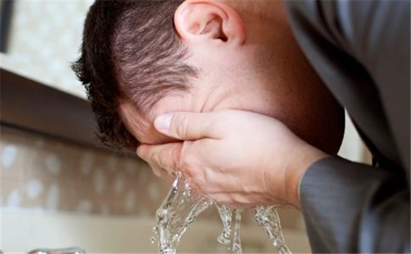 夏季皮肤多油怎么办，做好补水保湿清洁措施 皮肤 补水 第2张