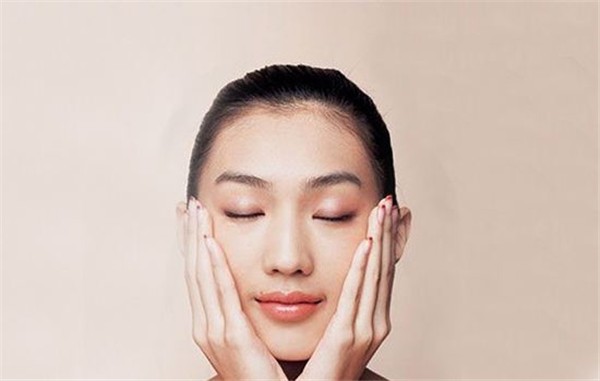 皮肤美白的好办法，借助面霜按摩帮助脸部吸收养分 皮肤美白 办法 第1张