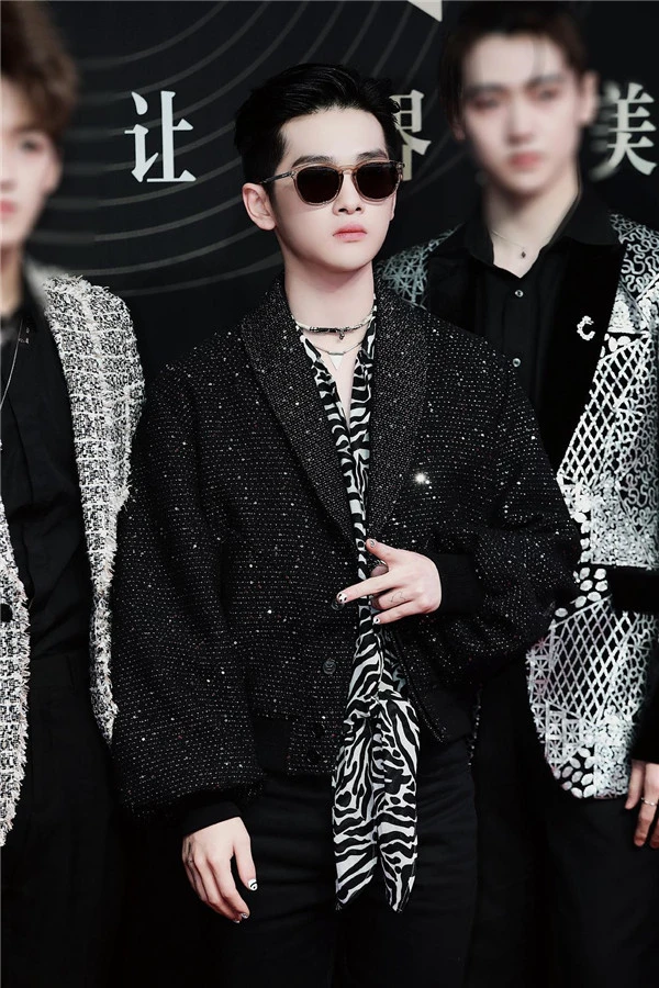 男生做美甲打造男性妆容新潮流，男生美甲吧 美甲 妆容 第3张