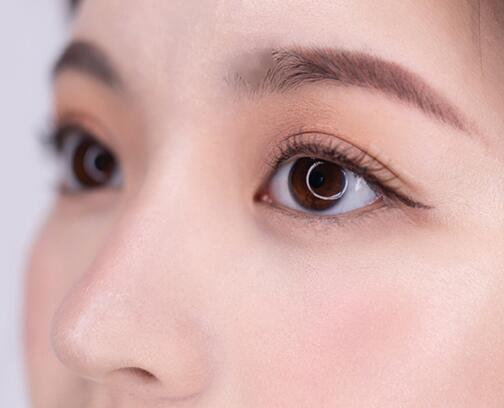 眼睛肿怎么画眼线好看，肿眼泡画眼线详细步骤图片 眼线 肿眼泡 肿眼泡画眼线详细步骤图片 美妆 第1张