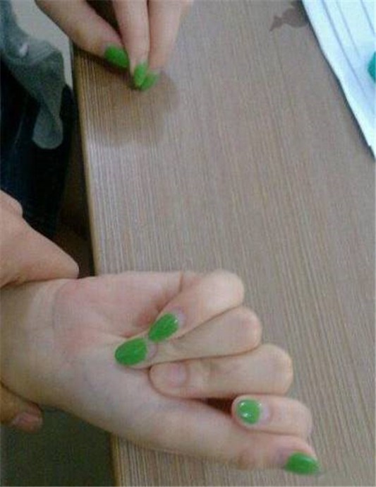 女生中指不涂指甲油的原因是什么 指甲油 涂指甲油 美妆 第1张