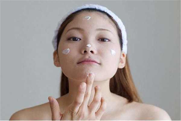 磨砂膏去死皮应该注意方式，由内而外的进行处理 磨砂膏 死皮 第1张