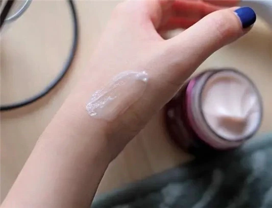 小黑瓶并不抗老，上了30岁就要睁大双眼，这四种才是「真正抗老」 精华 护肤 第8张