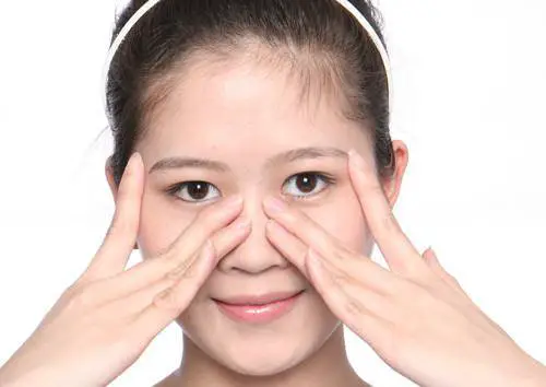 告别鱼尾纹要保湿眼部，可用米团按摩帮助紧致皮肤 鱼尾纹 眼部 第3张