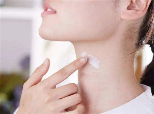 出现颈纹怎么办，用这四个诀窍击退，重塑美丽天鹅颈 颈纹 第4张