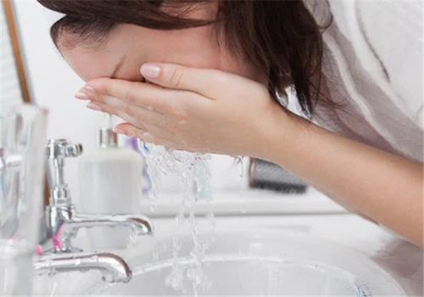 如何洗脸才能清洁皮肤 护肤 第3张