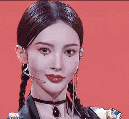 Jennie烟熏妆的爱心痣成焦点，桃心痣的人 Jennie 爱心痣 第4张