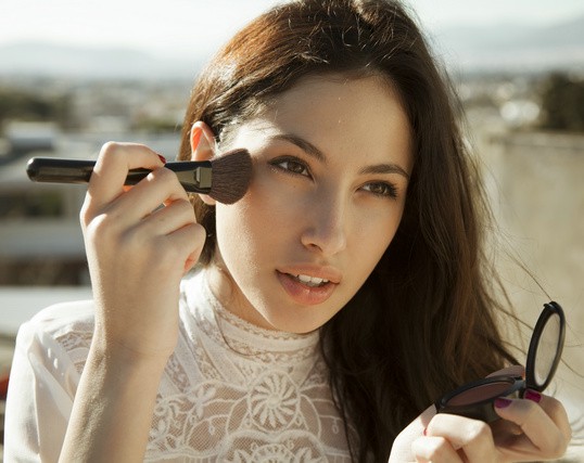 夏季怎么补妆不浮粉，天气热补妆的正确方法 补妆 夏季怎么补妆不浮粉 天气热补妆的正确方法 美妆 第4张