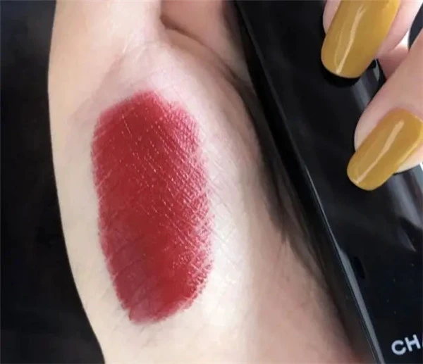 香奈儿58号和魅可Mac牛血色试色，其实这两个颜色不一样 香奈儿 58号 魅可 Mac 牛血色 第2张