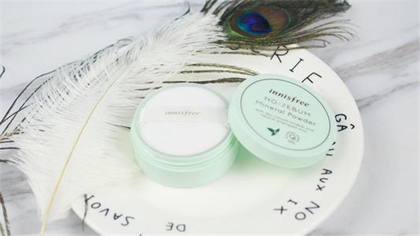 女生涂散粉需要卸妆吗，散粉不卸妆会怎样 涂散粉 卸妆 第1张