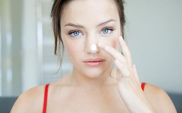 皮肤又油又干怎么回事，解决皮肤又油又干的攻略 皮肤又油又干 美容 第1张