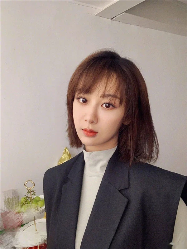 杨紫梳短发造型高级感十足，杨紫短发发型编发 杨紫 短发 第2张