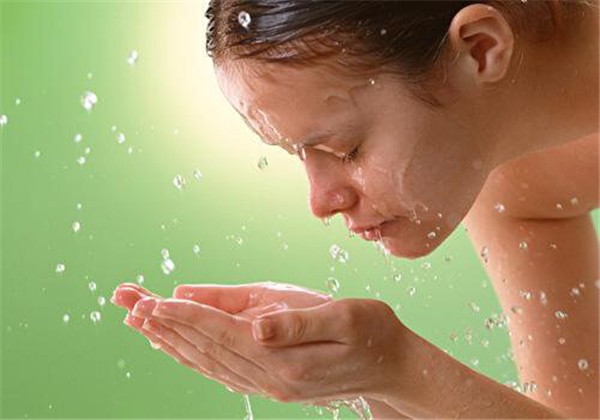洗脸水里加什么可以改善皮肤变白，水里加点这个让你越变越年轻 护肤 第1张