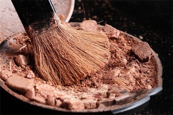 散粉和粉饼的区别有哪些，散粉的遮瑕防止妆容花掉 散粉 粉饼 第2张