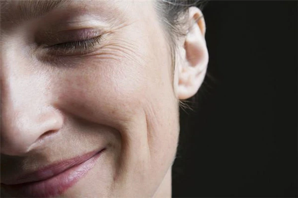 散粉和粉饼的区别有哪些，散粉的遮瑕防止妆容花掉 散粉 粉饼 第11张