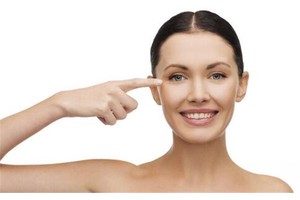 造成脸色暗黄的原因，皮肤干燥粗糙和气血不足