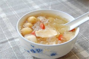 秋天喝银耳百合莲子汤，可美容养颜护理皮肤
