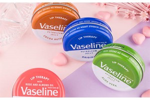 凡士林润唇膏用手抠吗，润唇膏可以吃吗