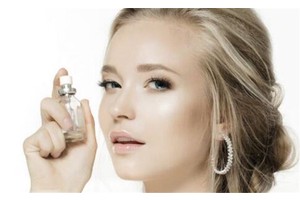 去除额头皱纹的最好方法，牛奶混合蜂蜜可去皱增加弹性