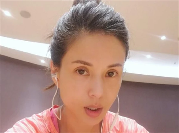 不想被叫“老女人”，4种水果要记得忌口，利于养护肌肤