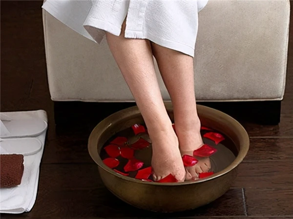 夜间是护肤的黄金期,做好2件小事,皮肤细腻光滑,显年轻