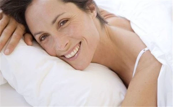 夜间是护肤的黄金期,做好2件小事,皮肤细腻光滑,显年轻