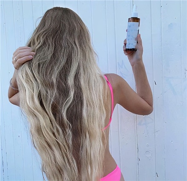 澳洲女子5年没剪头发，如今长到1米，洗后要3个小时才能干