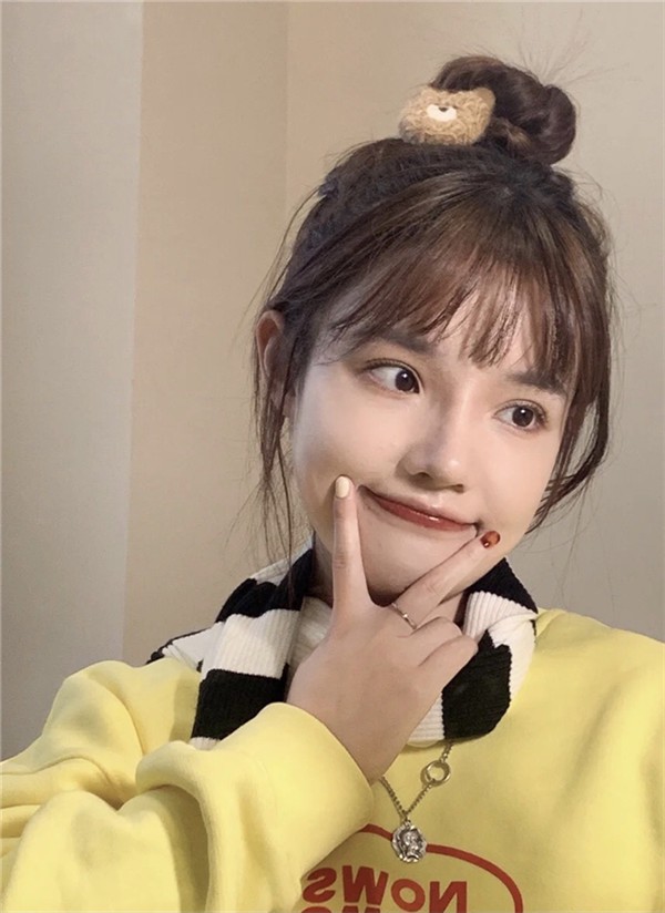 “手残”不会扎丸子头?教你3个小技巧,减龄还俏皮,解决小尴尬