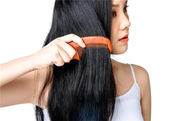 秋季头皮屑多，3种食物尽量少吃，2个小妙招或能减少头皮屑