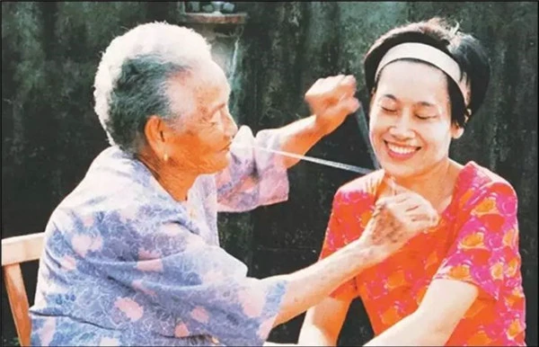 除了拍照磨皮还不够,欧美女生迷上了人工磨皮