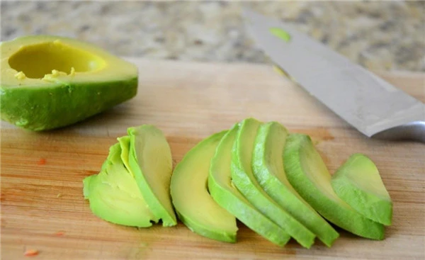 不想被叫“老女人”，4种水果要记得忌口，利于养护肌肤