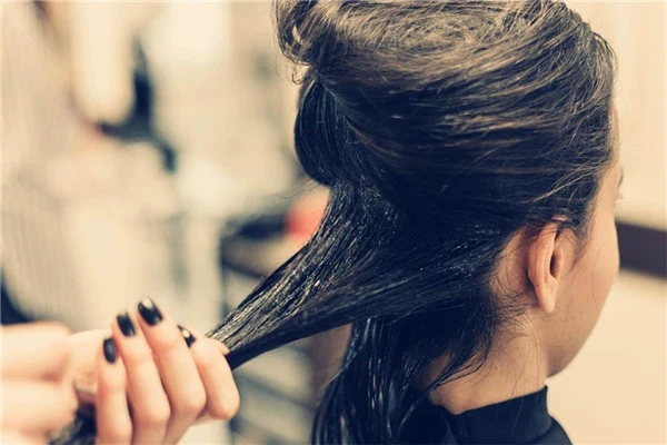 秋季头皮屑多，3种食物尽量少吃，2个小妙招或能减少头皮屑