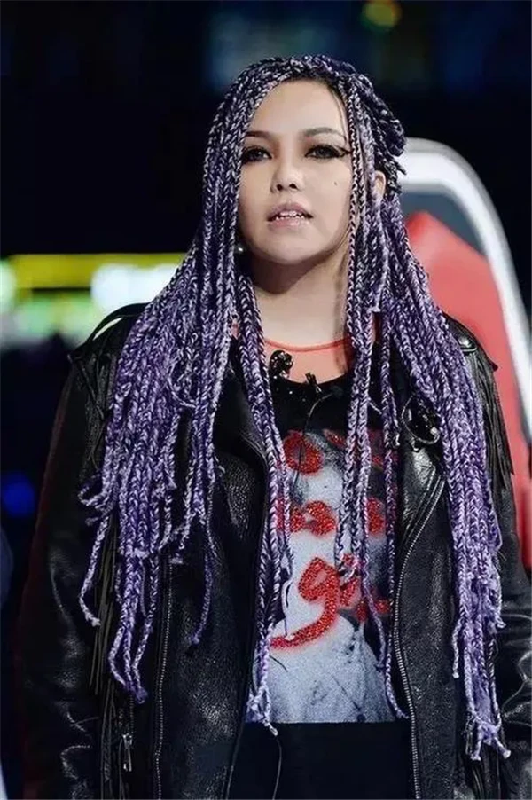 发际线比较高的女生，尽量少梳这3种发型，否则发际线会上移！