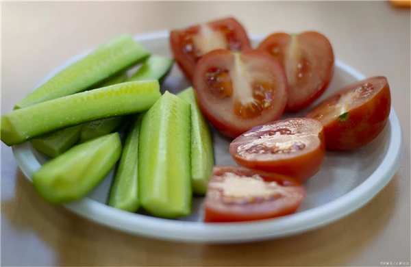 女性不想脸上有斑点，要正确护肤，才能拥有完美脸蛋