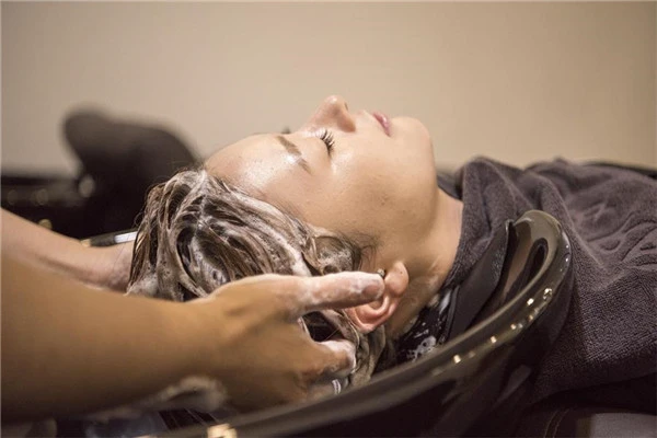 秋季头皮屑多，3种食物尽量少吃，2个小妙招或能减少头皮屑