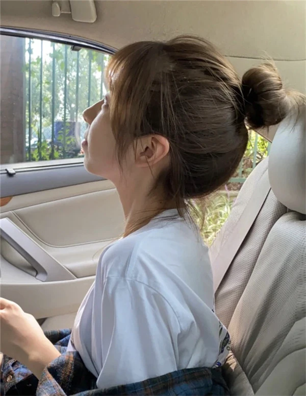 “手残”不会扎丸子头?教你3个小技巧,减龄还俏皮,解决小尴尬