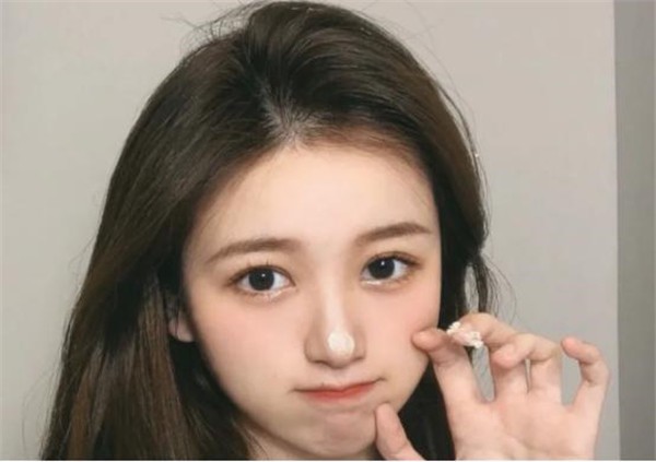 女性不想脸上有斑点，要正确护肤，才能拥有完美脸蛋