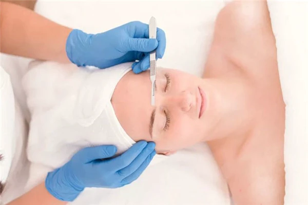 除了拍照磨皮还不够,欧美女生迷上了人工磨皮