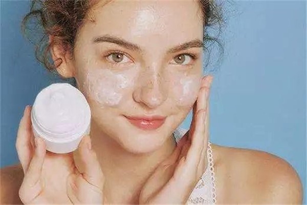 夜间是护肤的黄金期,做好2件小事,皮肤细腻光滑,显年轻