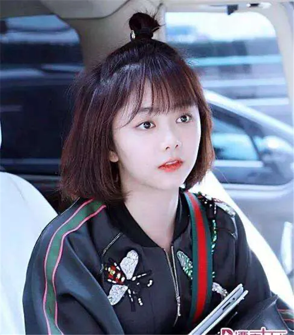 发际线比较高的女生，尽量少梳这3种发型，否则发际线会上移！