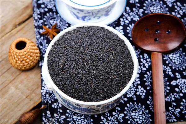 想让头发变黑、变好?日常做好这几件事,或能把头发养黑