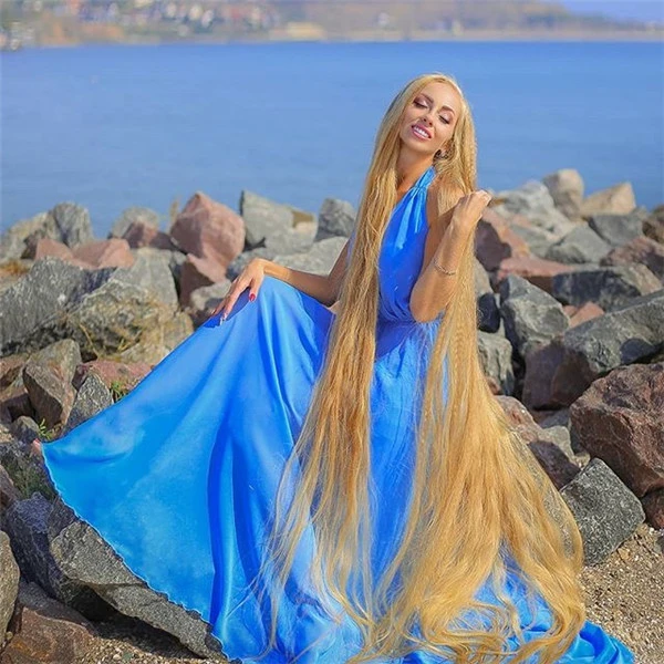 澳洲女子5年没剪头发，如今长到1米，洗后要3个小时才能干