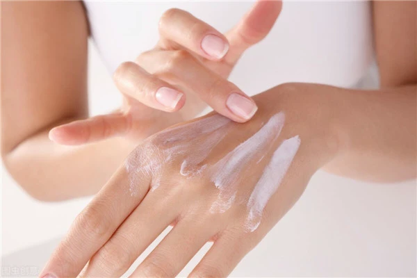 用护手霜做手膜后需不需要洗手消毒？夜里擦护手霜有哪些好处呢