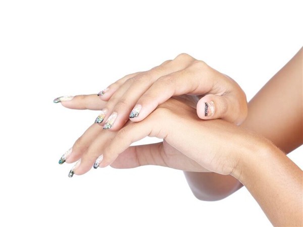 越来越多女生做美甲！频繁美甲，4个后果经常发生